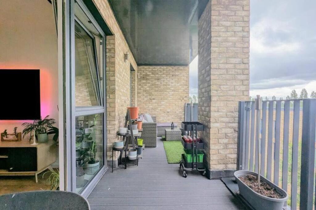 Canal Side Apartment With Balcony, Secure Parking, Self Check-In, Fast Wifi And Smart Tv With Sky Tv And Netflix By Yoko Property Milton Keynes Exterior photo